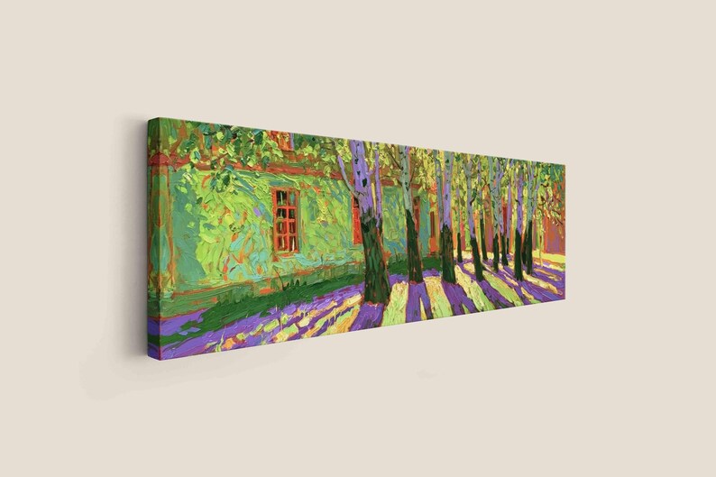 Puede incluir: Un lienzo rectangular con una pintura impresionista de un edificio verde con ventanas de marco rojo, bordeado por una hilera de &aacute;rboles que proyectan largas y vibrantes sombras p&uacute;rpuras sobre el suelo en una escena soleada.