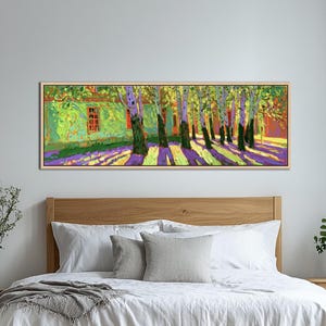 Puede incluir: Un lienzo rectangular horizontal con una pintura de paisaje impresionista de una hilera de &aacute;rboles con troncos blancos y hojas verdes, que proyectan largas sombras p&uacute;rpuras sobre el suelo junto a un edificio de color verde.