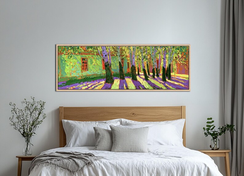 Puede incluir: Un lienzo rectangular horizontal con una pintura de paisaje impresionista de una hilera de &aacute;rboles con troncos blancos y hojas verdes, que proyectan largas sombras p&uacute;rpuras sobre el suelo junto a un edificio de color verde.