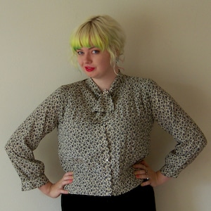 Vintage Black and White Abstract FloralPussy Bow Neck Tie Button Up Secretary Work BlouseTop M