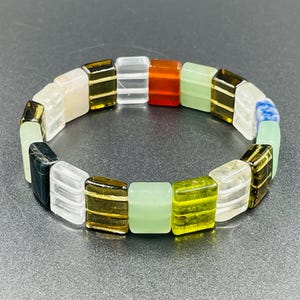 Pulsera de cuentas de piedras preciosas naturales multicolores: joyería curativa de cristal para hombres y mujeres, cuentas de cristal hechas a mano para bienestar y estilo.