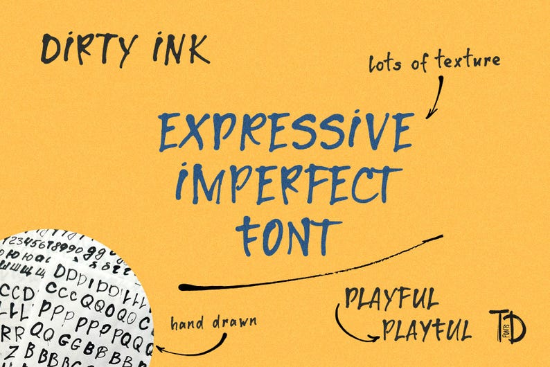 Op de afbeelding: Een mosterdkleurige afbeelding met de woorden "DIRTY INK" en "EXPRESSIVE IMPERFECT FONT" in blauw. Extra tekst bevat "lots of texture", "hand drawn" en "PLAYFUL PLAYFUL". Een lettertypevoorbeeld is ook te zien.