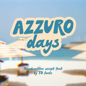 Könnte beinhalten: Grafik mit den Worten "AZZURO days" in blauer, handschriftlicher Schriftart, vor einem verschwommenen Strandhintergrund. Der Text "Handwritten script font by TD fonts" wird darunter angezeigt.