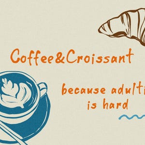 Op de afbeelding: Illustratie met een koffiekopje met latte art, een croissant en de tekst "Coffee & Croissant because adulting is hard" in het oranje. Het koffiekopje en de schotel zijn blauw.