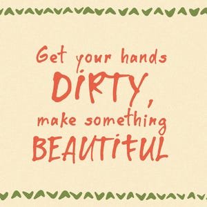 Op de afbeelding: Een cr&egrave;mekleurige rechthoekige kaart met een groene hartvormige rand. De tekst in het midden luidt "Get your hands DIRTY, make something BEAUTIFUL" in rode, handgeschreven letters.