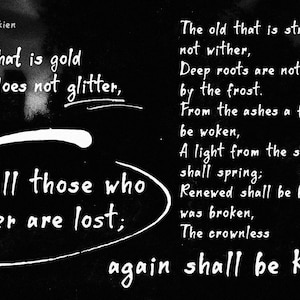 Op de afbeelding: Een zwart-wit afbeelding met een citaat van J.R.R. Tolkien. De tekst bevat de zinnen "Niet alles wat blinkt is goud" en "Niet allen die zwerven zijn verdwaald". Het citaat gaat verder met regels over kracht en vernieuwing.