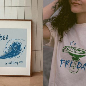 Op de afbeelding: Een ingelijste print met de tekst "the SEA is calling me" en een blauwe golfillustratie. Daarnaast een cr&egrave;mekleurig t-shirt met een groene margarita-afbeelding en de tekst "it's FRIDAY!" in blauw.