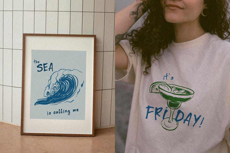 Op de afbeelding: Een ingelijste print met de tekst "the SEA is calling me" en een blauwe golfillustratie. Daarnaast een cr&egrave;mekleurig t-shirt met een groene margarita-afbeelding en de tekst "it's FRIDAY!" in blauw.