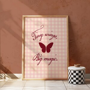 Stampa magica Tiny Wings Big, citazione ispiratrice, decorazione da parete motivazionale, decorazione per l'amore per se stessi, decorazione per la camera da letto, regalo per lei, decorazione da parete alla moda