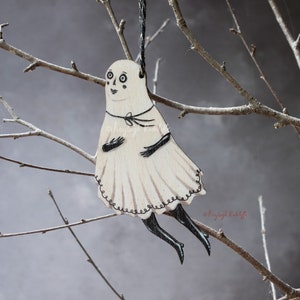 Geist Hängedekoration aus Holz. Halloween-Thema. Beidseitig illustriert, hergestellt in Großbritannien. "Gary" das Gespenst."