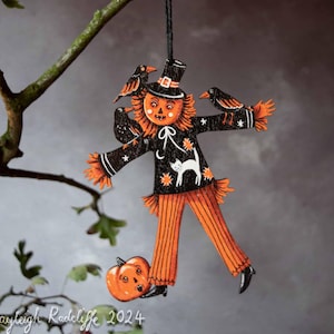 Adorno colgante de madera de espantapájaros, diseñado para Halloween. "Ronald", el espantapájaros. Ilustraciones de Kayleigh Radcliffe.