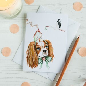 Nueva tarjeta de bebé con un perro llamado Harriet. Recién llegado, tarjeta de padres esperados, tarjeta de anuncio de bebé. tamaño A6