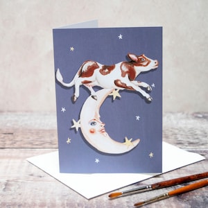 La mucca ha saltato la cartolina d'auguri della luna. Perfetto per ogni occasione, vuoto all'interno