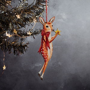 Adorno navideño colgante con forma de ciervo del bosque llamado Holly. Diseñado y fabricado en Inglaterra. Hecho de madera cortada con láser.