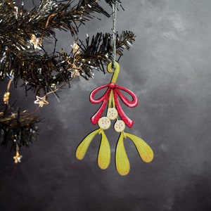 Hölzerne Mistel hängende Weihnachtsverzierung. Hergestellt in Großbritannien, entworfen von Kayportrait