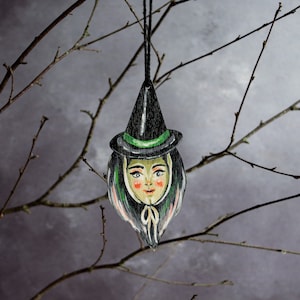 Ornamento da appendere a forma di testa di strega in legno, stile vintage. Decorazione retrò per Halloween.