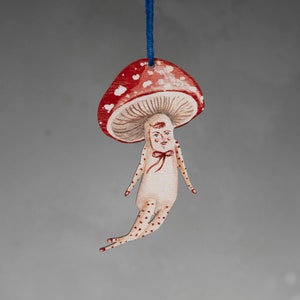 Décoration à suspendre en forme de champignon double face, en bois. Wilder l'homme champignon