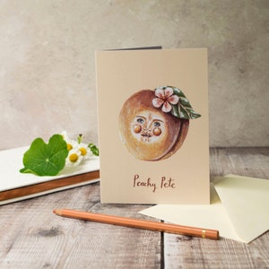 Biglietto d'auguri A6 con una pesca. Carta nota pesca. Arte della pesca. Frutta con una faccia, stile vintage.
