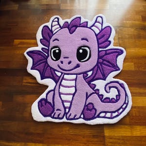 Alfombra de dragón morado con mechones hecha a mano: adorable alfombra acrílica con dibujos animados para habitación infantil o guardería. Decoración suave y personalizada para suelos.