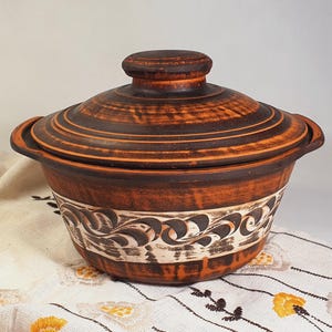 Handmade clay casserole pot with lid – 1.2L. Oven-safe, eco-friendly cookware for baking and serving stews, vegetables, and soups.