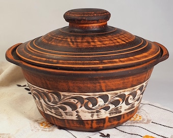 Handmade clay casserole pot with lid – 1.2L. Oven-safe, eco-friendly cookware for baking and serving stews, vegetables, and soups.