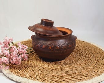 Handmade Clay Pot with Lid – 0.6L Unglazed Red Clay – Oven Safe Carved Pottery