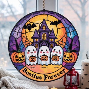 Custom Besties naam Ghost Squad glas-in-lood suncatcher, Halloween raam hangend, Halloween cadeau, Spooky Season Home Decor