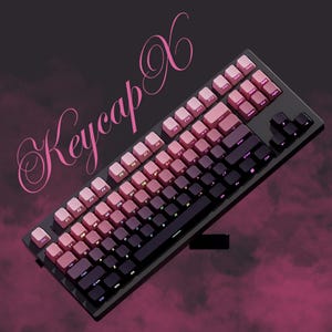 Könnte beinhalten: Eine schwarze mechanische Tastatur mit rosa und lila Tastenkappen. Die Tastenkappen gehen von hellrosa zu dunkelviolett über. Der Text "Keycap X" ist in rosa Schreibschrift in der oberen linken Ecke des Bildes geschrieben.