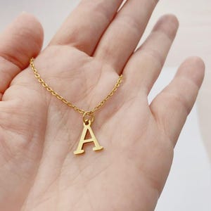 Collier Lettre Initiale Personnalisé Femme – Bijou Minimaliste en Or ou Argent – Cadeau Élégant, Chic et Symbolique pour Elle