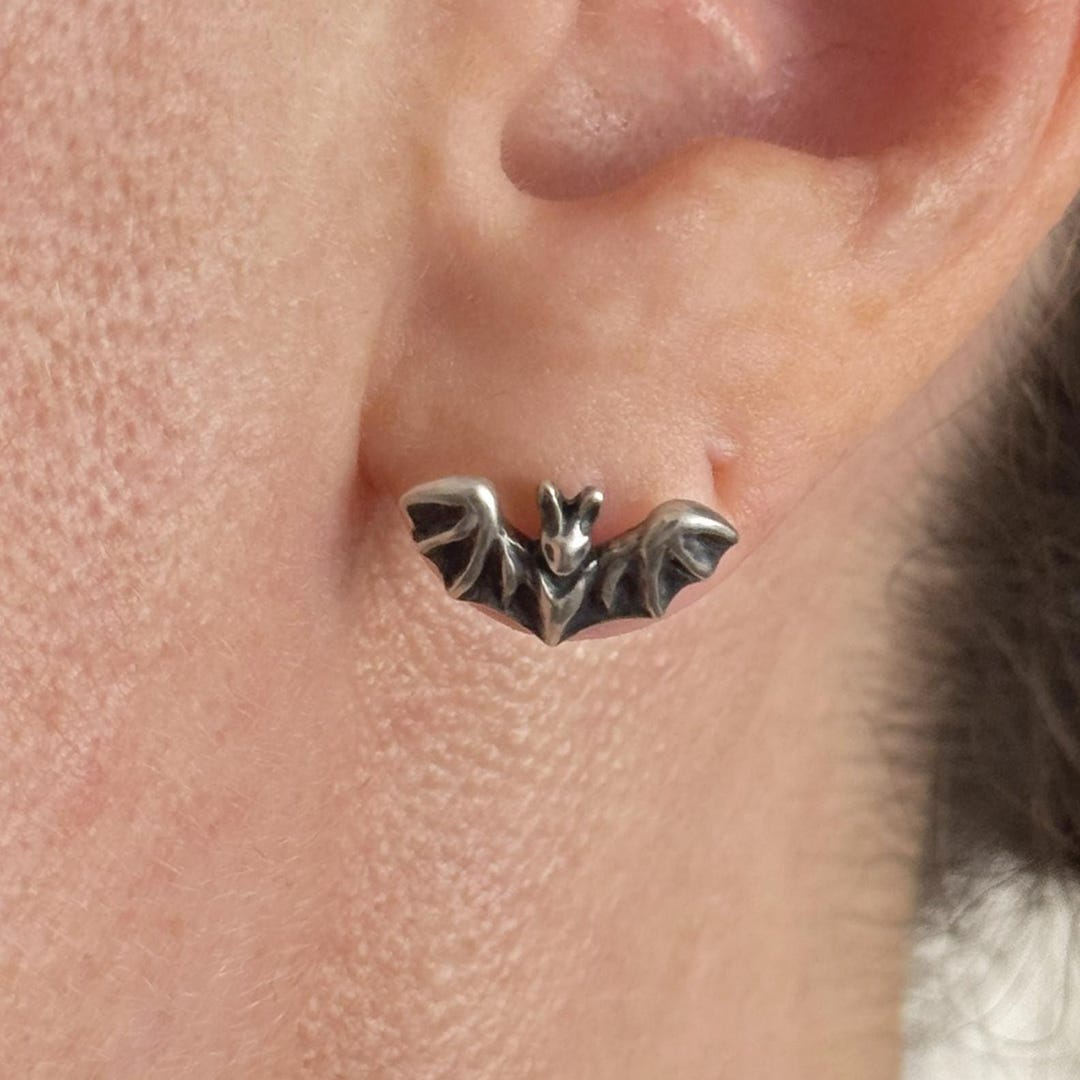 ハンドメイドスターリングシルバーのコウモリスタッドピアス