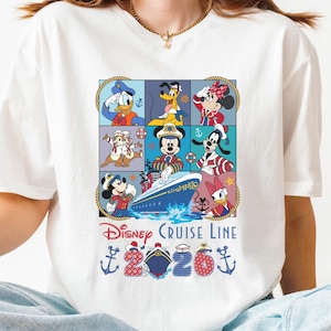 Puede incluir: Camiseta blanca con un gr&aacute;fico colorido de personajes de Disney en un crucero. El dise&ntilde;o incluye a Mickey Mouse, el Pato Donald y Goofy, con las palabras "Disney Cruise Line" y detalles de anclas.