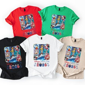 Puede incluir: Cinco camisetas de manga corta en rojo, verde, negro, blanco y beige. Cada camiseta presenta un gr&aacute;fico colorido de personajes de Disney en un crucero, con el texto "Disney Cruise Line 2020".