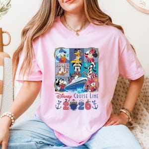 Puede incluir: Camiseta rosa claro con un dise&ntilde;o colorido de personajes de Disney en un crucero. El dise&ntilde;o incluye a Mickey Mouse, Minnie Mouse, Donald Duck y Goofy. Tambi&eacute;n est&aacute; impreso el texto "Disney Cruise Line" y "2020".