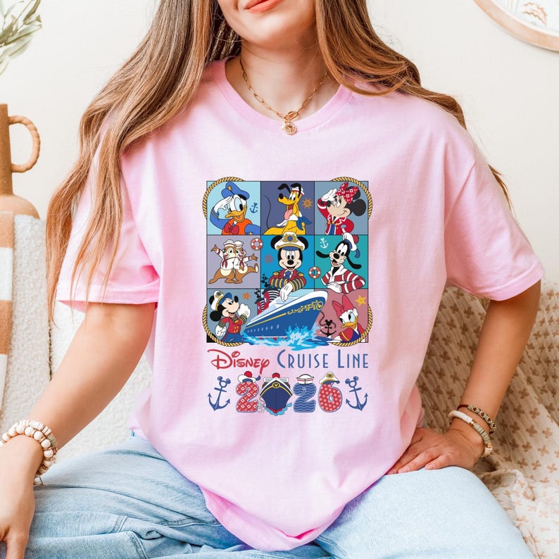 Puede incluir: Camiseta rosa claro con un dise&ntilde;o colorido de personajes de Disney en un crucero. El dise&ntilde;o incluye a Mickey Mouse, Minnie Mouse, Donald Duck y Goofy. Tambi&eacute;n est&aacute; impreso el texto "Disney Cruise Line" y "2020".