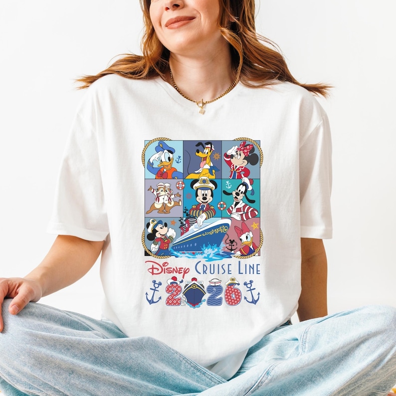 Puede incluir: Camiseta blanca con un gr&aacute;fico colorido de personajes de Disney en un crucero. El dise&ntilde;o incluye a Mickey Mouse, el Pato Donald y Goofy, con las palabras "Disney Cruise Line" y detalles de anclas.