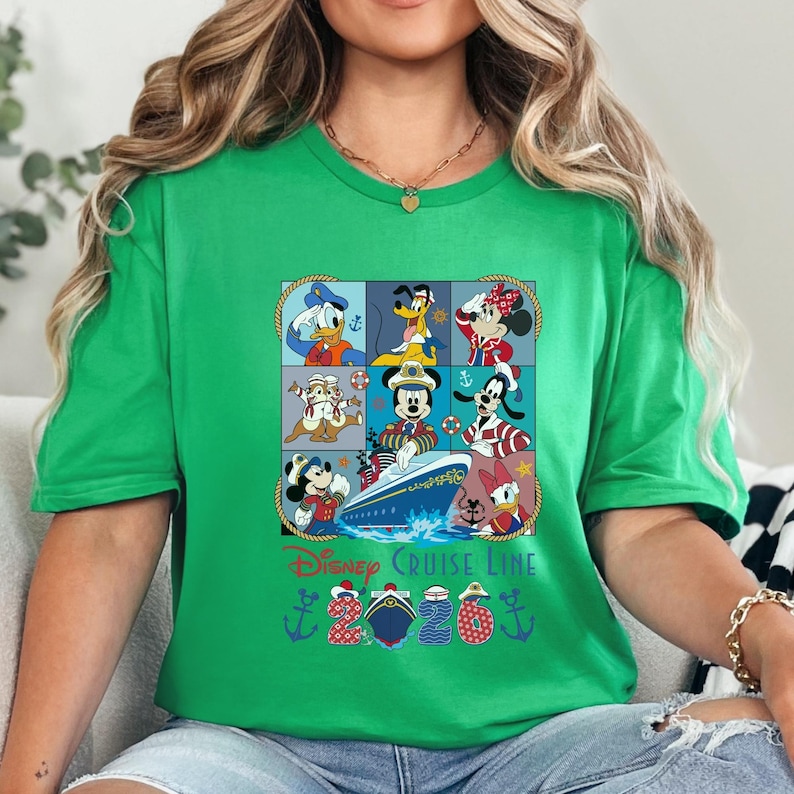 Puede incluir: Camiseta verde con un gr&aacute;fico colorido de personajes de Disney, incluyendo Mickey Mouse y Donald Duck, en un crucero. El dise&ntilde;o incluye el texto "Disney Cruise Line 2023" con gr&aacute;ficos de anclas y barcos.
