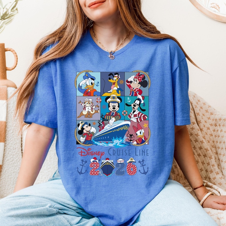 Puede incluir: Una camiseta azul con un gr&aacute;fico de personajes de Disney en una cuadr&iacute;cula, incluyendo Mickey Mouse, el Pato Donald y Goofy. El dise&ntilde;o incluye un crucero y las palabras "Disney Cruise Line". La camiseta tiene mangas cortas.