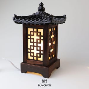 Korean Traditional Hanok Roof Table Lamp – Wooden Lattice Design Mood Light