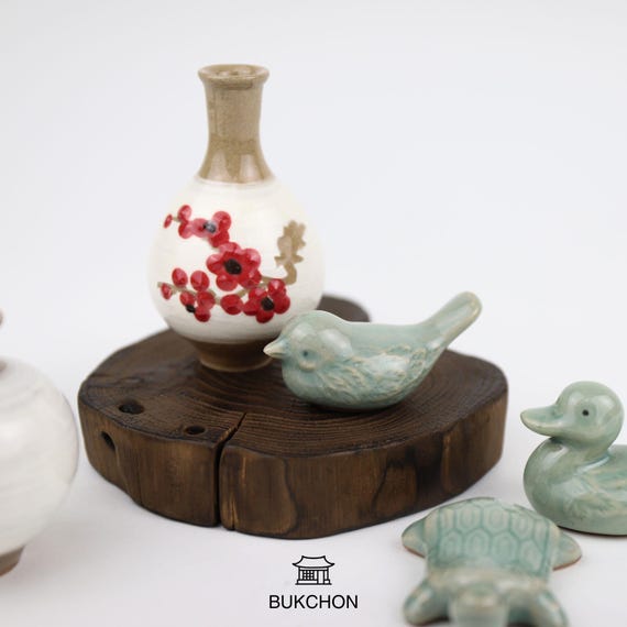 手作り韓国風粉青花瓶セット - 青磁の動物の置物、ヒノキの台座 - Etsy