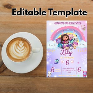 Pode incluir: Uma x&iacute;cara de caf&eacute; branca com arte latte em um pires branco est&aacute; ao lado de um convite de anivers&aacute;rio colorido. O convite apresenta um arco-&iacute;ris, personagens de desenhos animados e o texto "Lily faz 6 anos". As palavras "Editable Template" est&atilde;o no topo.