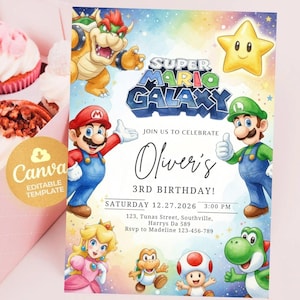 Può includere: Un colorato invito di compleanno di Super Mario Galaxy con Mario, Luigi, Bowser, la Principessa Peach e altri personaggi. L'invito include il testo "Oliver's 3rd Birthday!" e i dettagli dell'evento. Cupcake sullo sfondo.