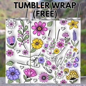 Pode incluir: Envolt&oacute;rio de copo com design floral. O envolt&oacute;rio apresenta v&aacute;rias flores coloridas, folhas e cora&ccedil;&otilde;es em um fundo branco. O texto "TUMBLER WRAP (FREE)" est&aacute; no topo.