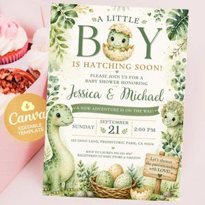 Puede incluir: Una invitación a un baby shower con temática de dinosaurios. La invitación presenta una combinación de colores verde y beige con ilustraciones de dinosaurios, huevos y follaje. El texto incluye "A Little Boy is Hatching Soon!" y detalles del evento.