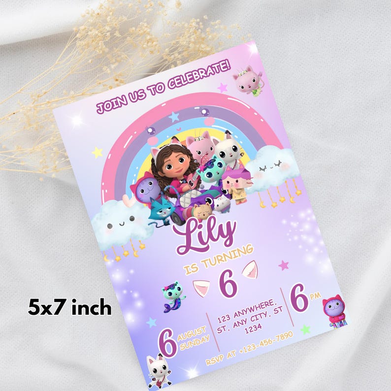 Pode incluir: Um convite de anivers&aacute;rio de 12,7 x 17,8 cm com um design colorido. O convite apresenta um arco-&iacute;ris, personagens de desenhos animados e o texto "JOIN US TO CELEBRATE!" e "Lily faz 6 anos". Inclui data, hora e informa&ccedil;&otilde;es RSVP.