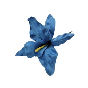 Puede incluir: Una sola flor de seda azul con un centro amarillo. La flor es una sola flor con cinco pétalos.