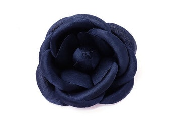 Broche camélia en soie bleu marine M&S Schmalberg (épinglettes). Épingle fleur en tissu de soie fabriquée à New York