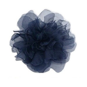 Broche de flor de organza grande de 6&quot; de M&S Schmalberg, flor de gardenia azul marino índigo, flor de tela de seda para sombreros