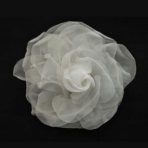 Broche de flor grande Lucy Rose de 18 cm de M&S Schmalberg, 100 % seda, ideal para bodas, diseño de moda, organza de seda blanca con diamantes.