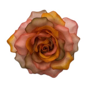 Broche de tela con forma de rosa de 5" de M&S Schmalberg, teñido a mano, en tonos rosa polvoriento, naranja quemado y amarillo.