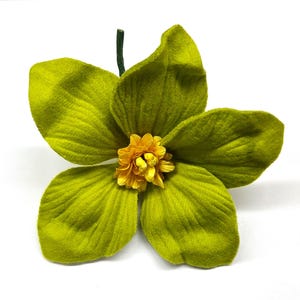 Peut inclure: Une grande fleur artificielle avec cinq p&eacute;tales vert chartreuse et un centre jaune. La fleur a une tige verte et est pos&eacute;e sur un fond blanc. Les p&eacute;tales ont un aspect textur&eacute; et velout&eacute;.